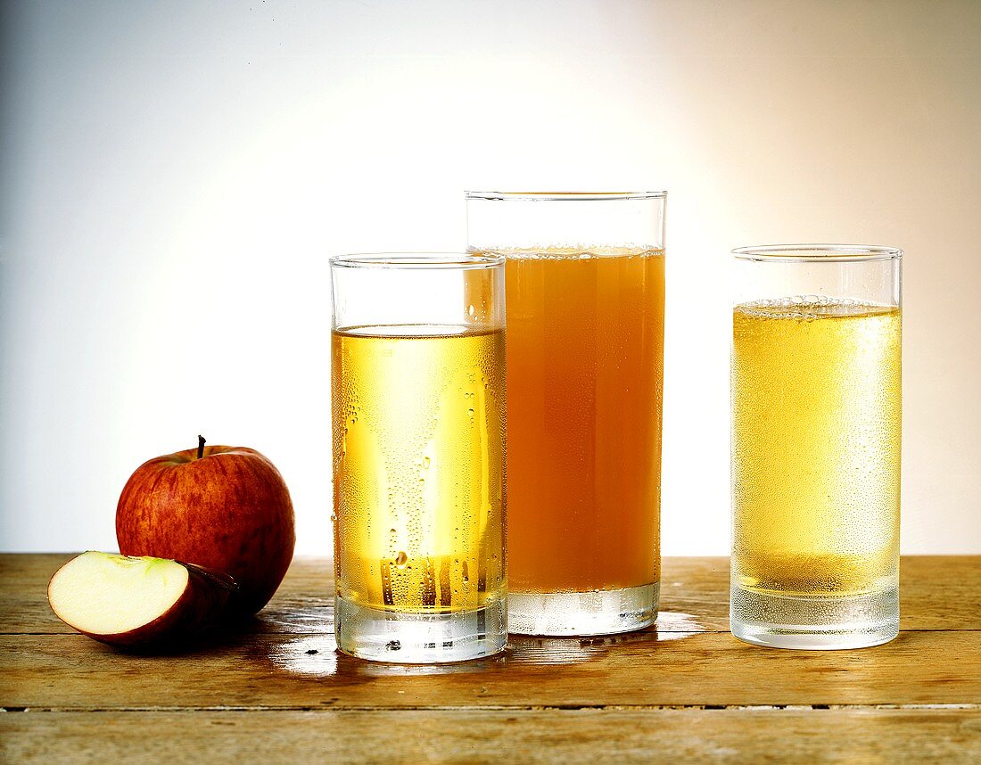 Klarer und naturtrüber Apfelsaft sowie Apfelschorle