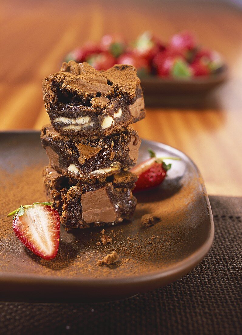 Brownies mit weisser und dunkler Schokolade und Erdbeeren