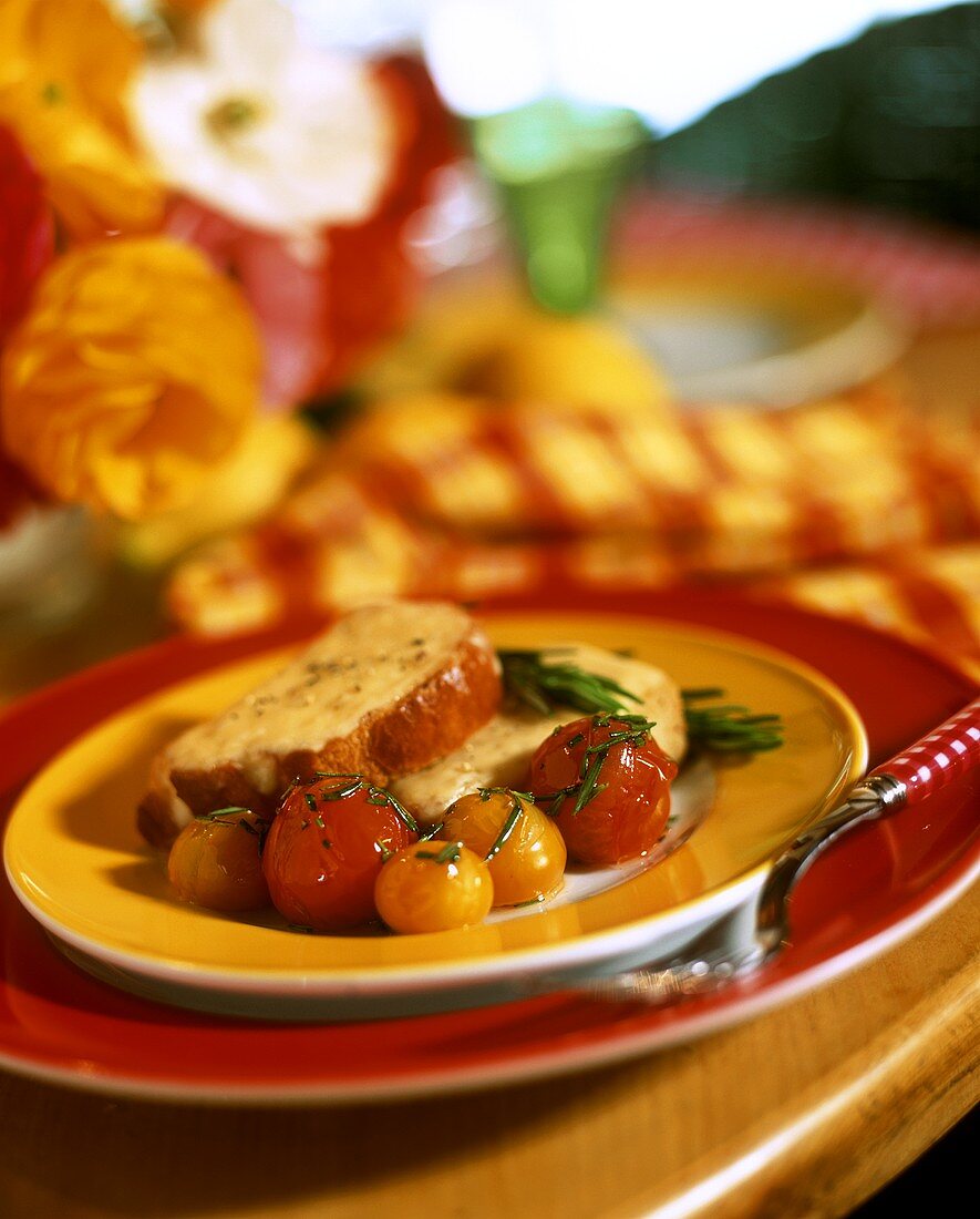 Bruschette (Röstbrote mit roten und gelben Tomaten)