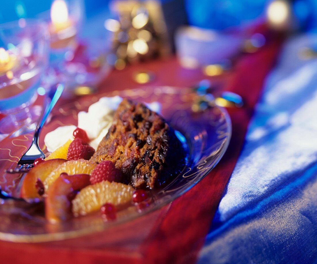 Christmas Pudding mit Früchten und Sahne