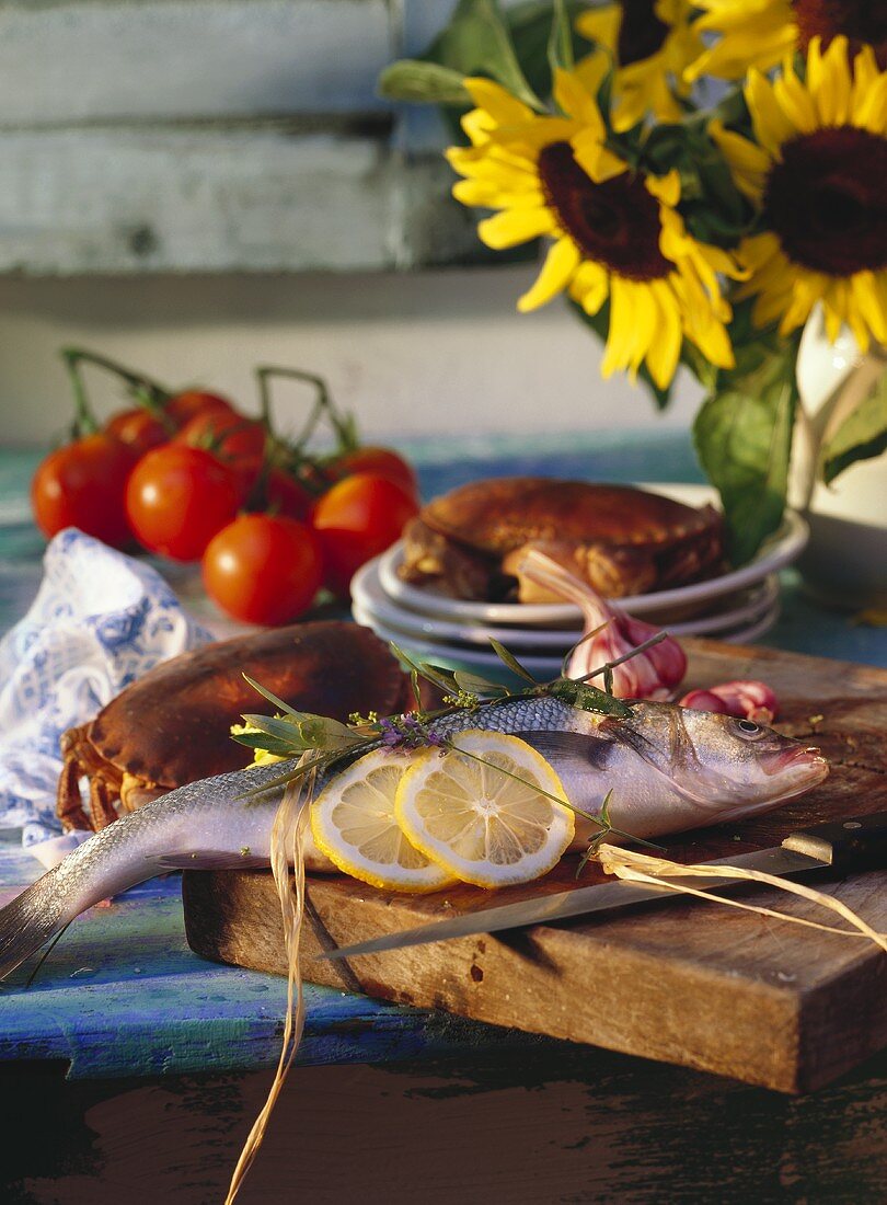 Stillleben mit Fisch (Seebarsch), Taschenkrebsen, Tomaten