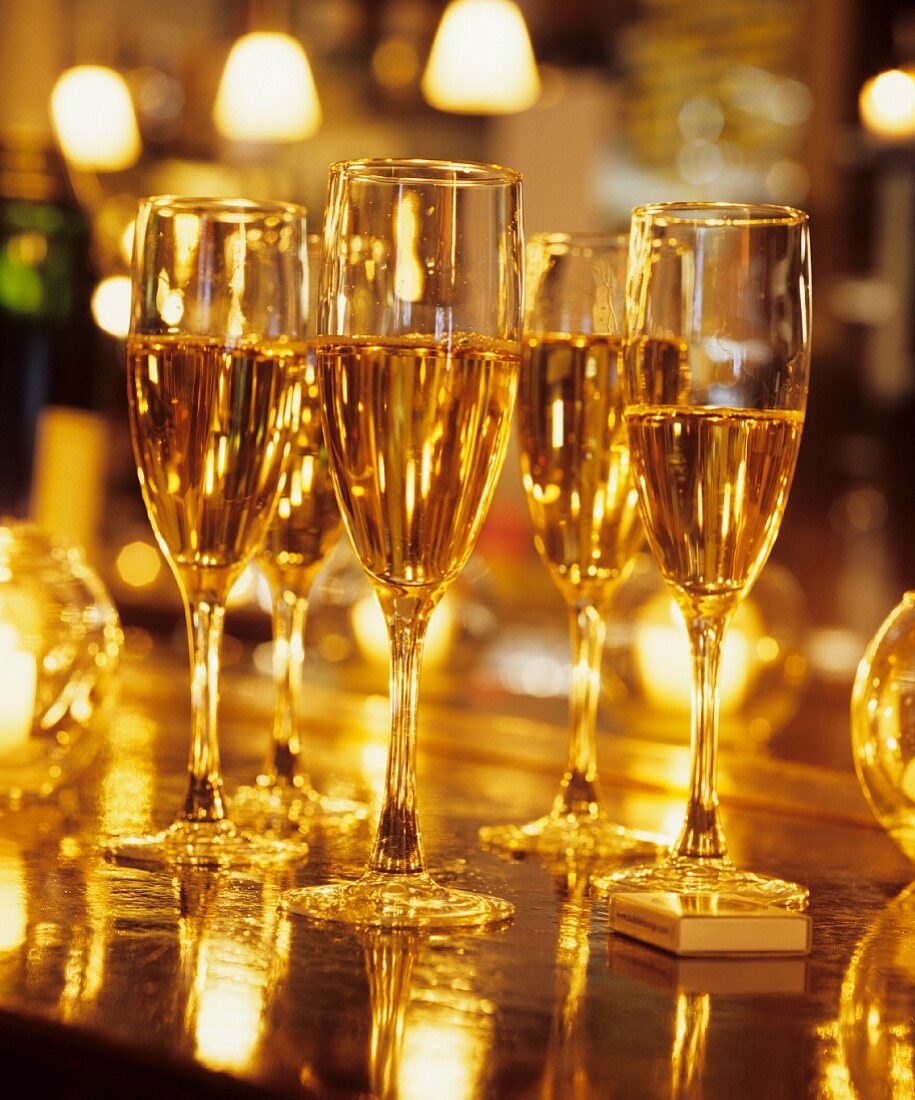 Champagnergläser in goldenem Licht