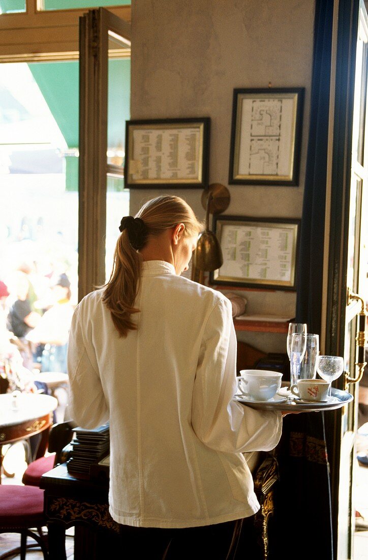 Rückansicht einer Kellnerin im Café Tambosi, München