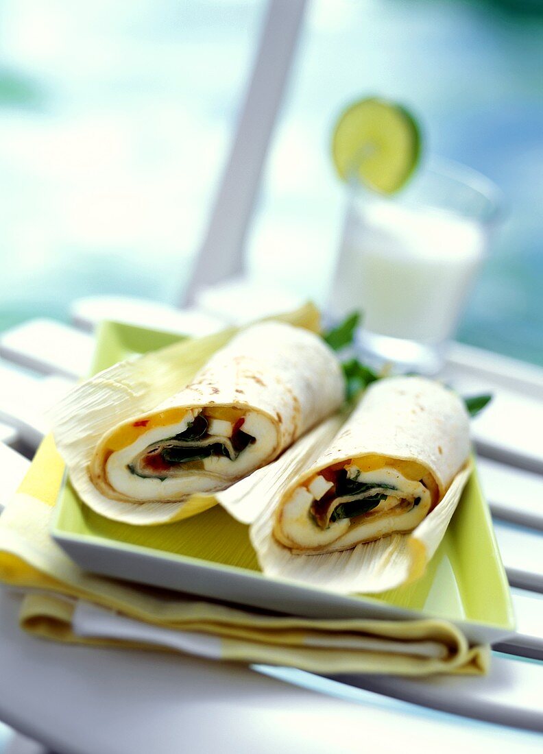 Tortilla-Wraps, gefüllt mit Mozzarella und Mangochutney