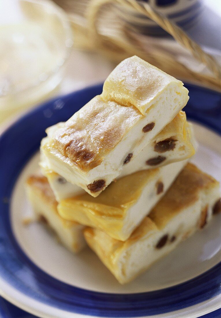 Stücke vom Quarkstrudel auf einem Teller