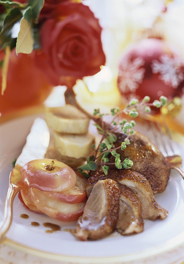 Aufgeschnittene Entenkeule mit Bratapfel und Knödel