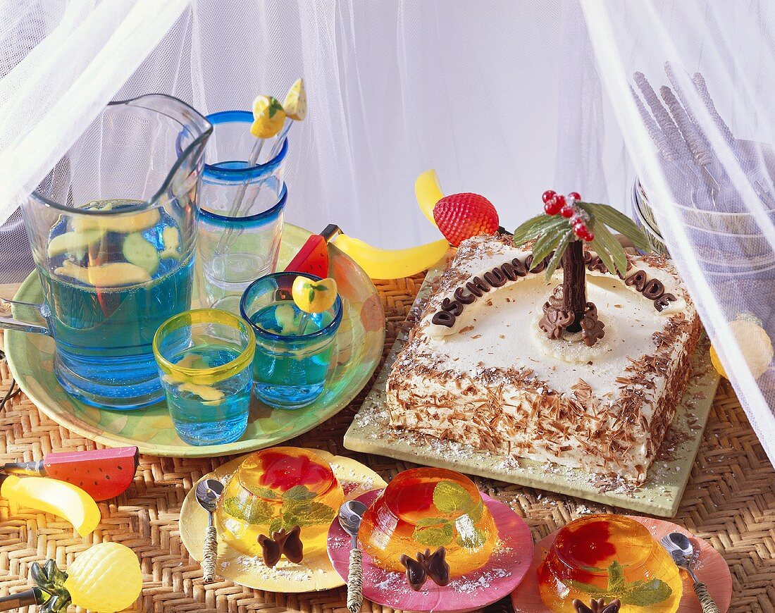 Children's jungle party: punch, jelly, cake