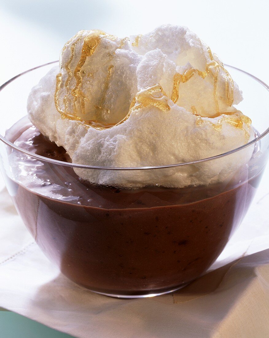 Schokoladenpudding mit Baiserwolke und Karamellfäden