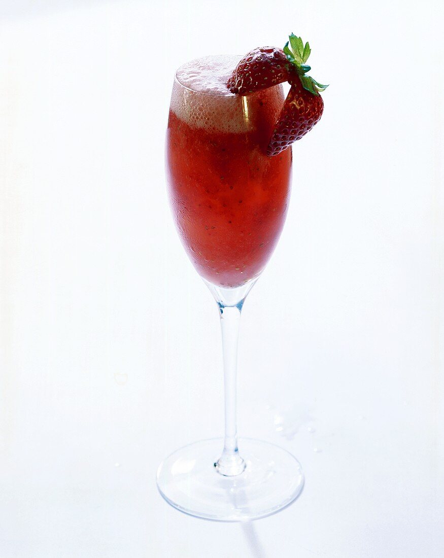 Take five (cocktail with strawberries & Prosecco)