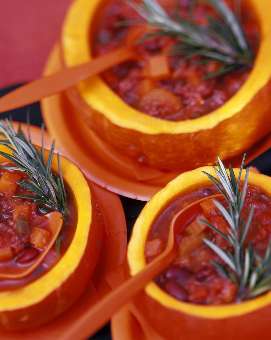 Chili Con Carne in kleinen Kürbissen serviert