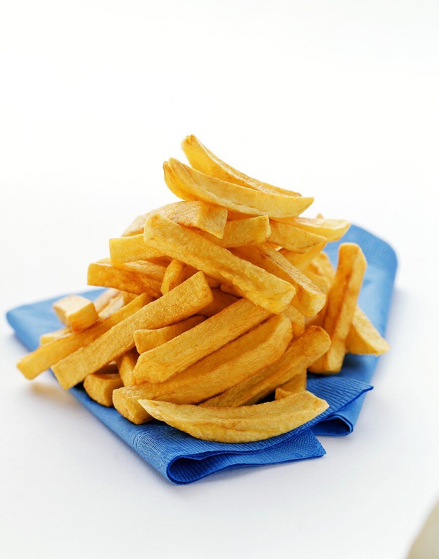 Pommes frites auf blauer Serviette