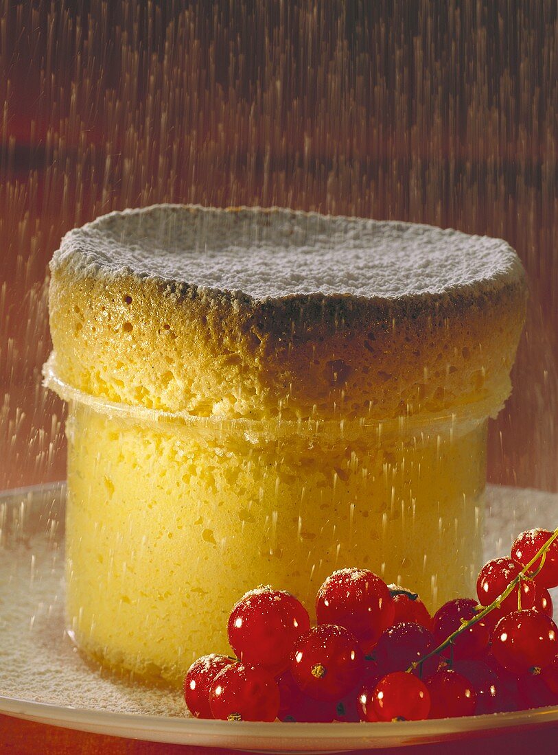 Grieß-Souffle auf Teller mit frischen Johannisbeeren