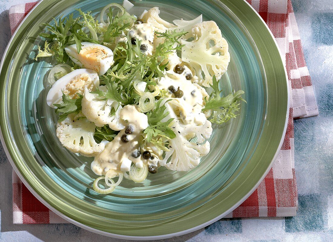 Blumekohl-Frisee-Salat mit gekochtem Ei und Kapern
