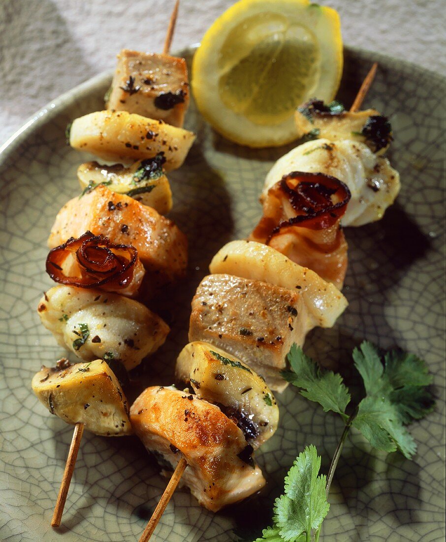 Fish kebabs with scallops, mushrooms and bacon