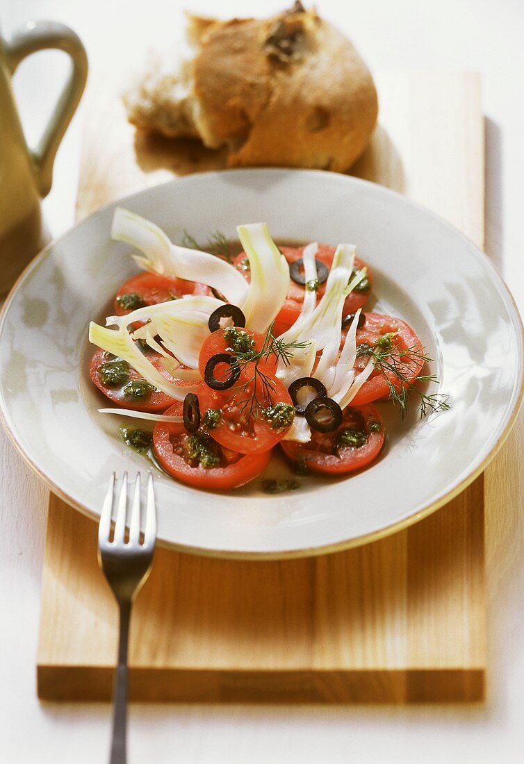 Tomatensalat mit Fenchel und Oliven