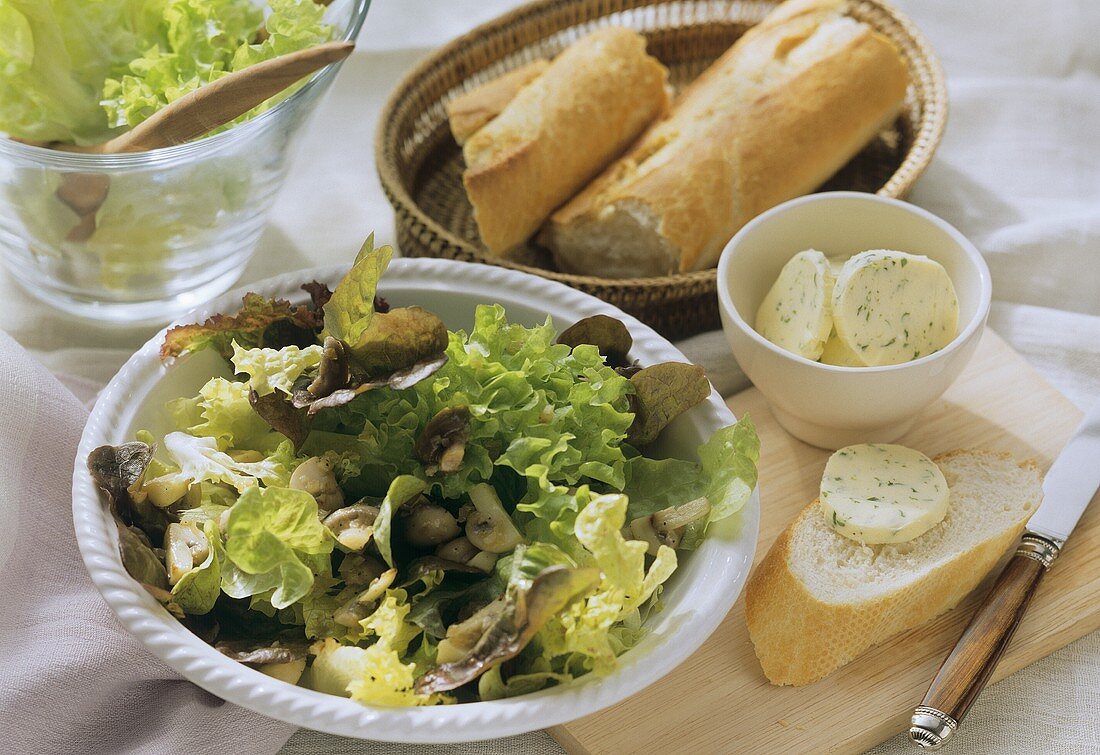 Gemischter Blattsalat mit Champignons und Estragonbutter