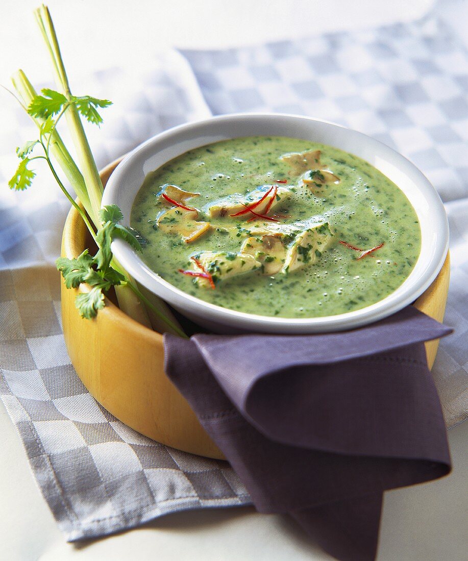 Cream of spinach soup with chicken and mushrooms