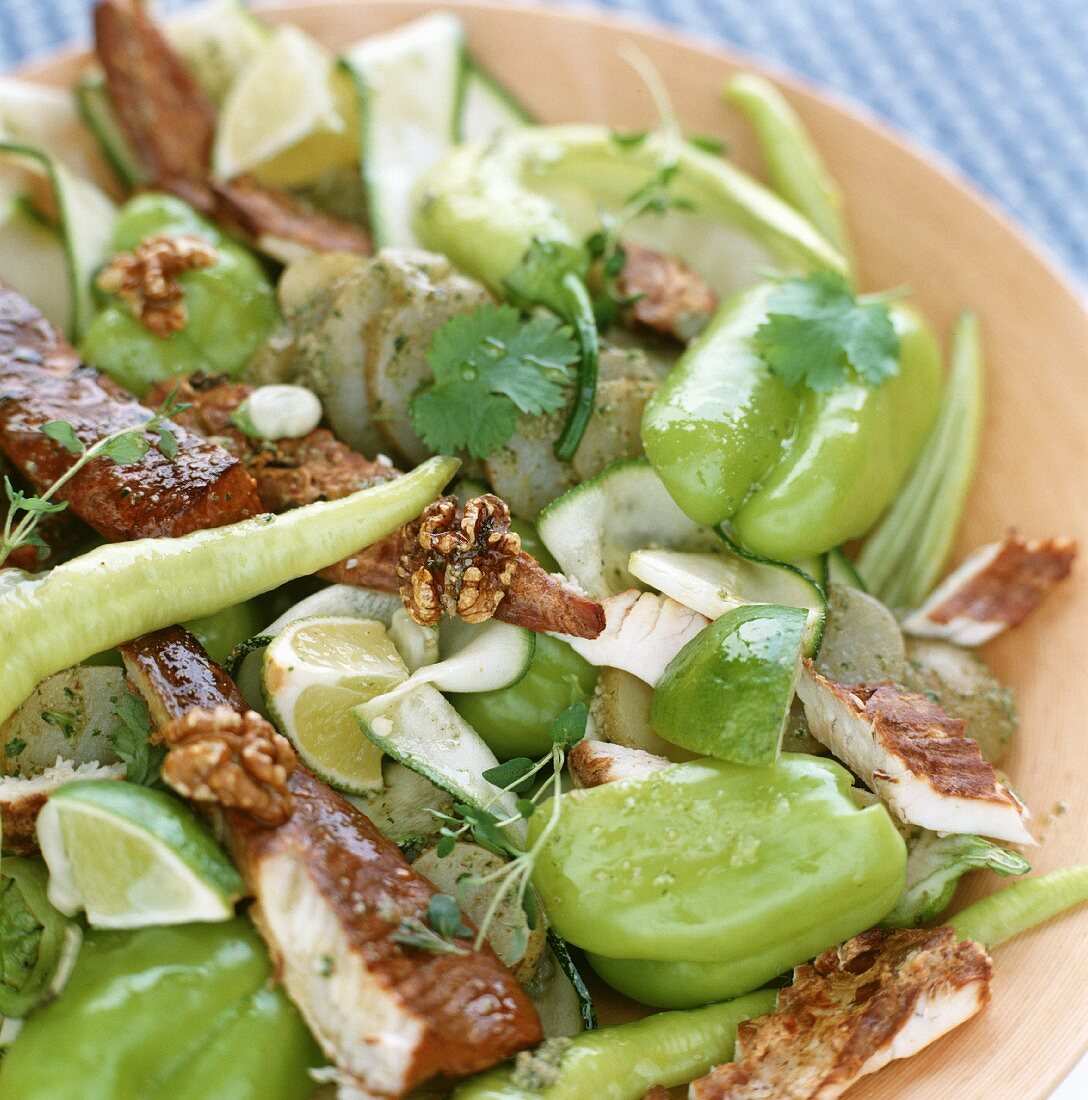 Salat mit Räucherfisch, grünem Gemüse und Nüssen (Schweden)