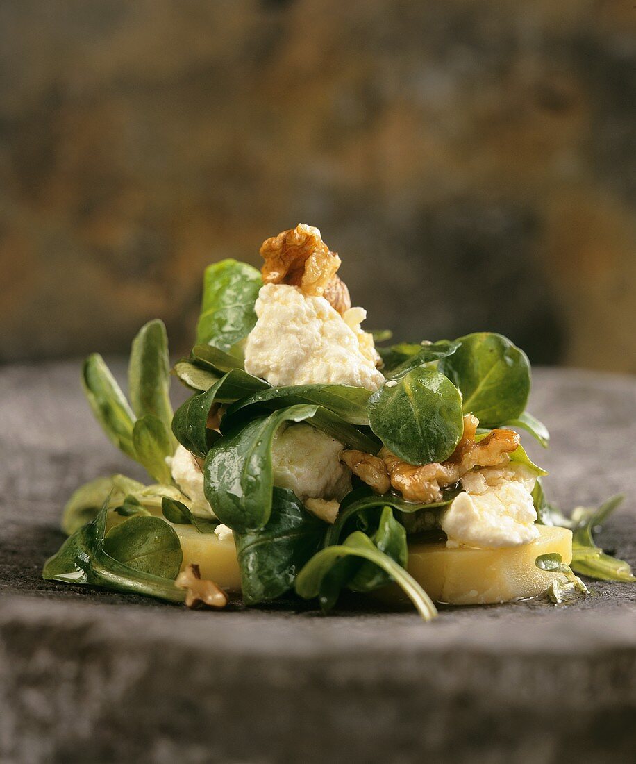 Feldsalat mit Schafskäse und Walnuss