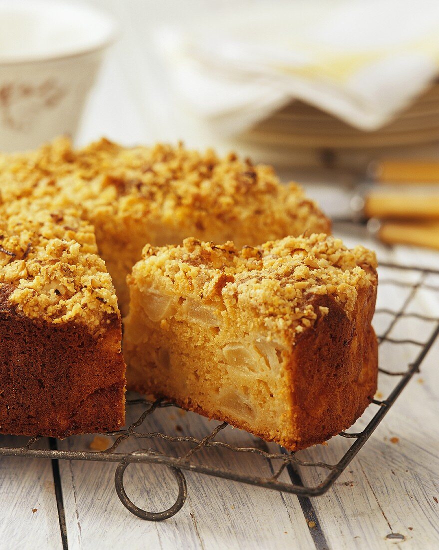 Apfel-Streusel-Kuchen, angeschnitten