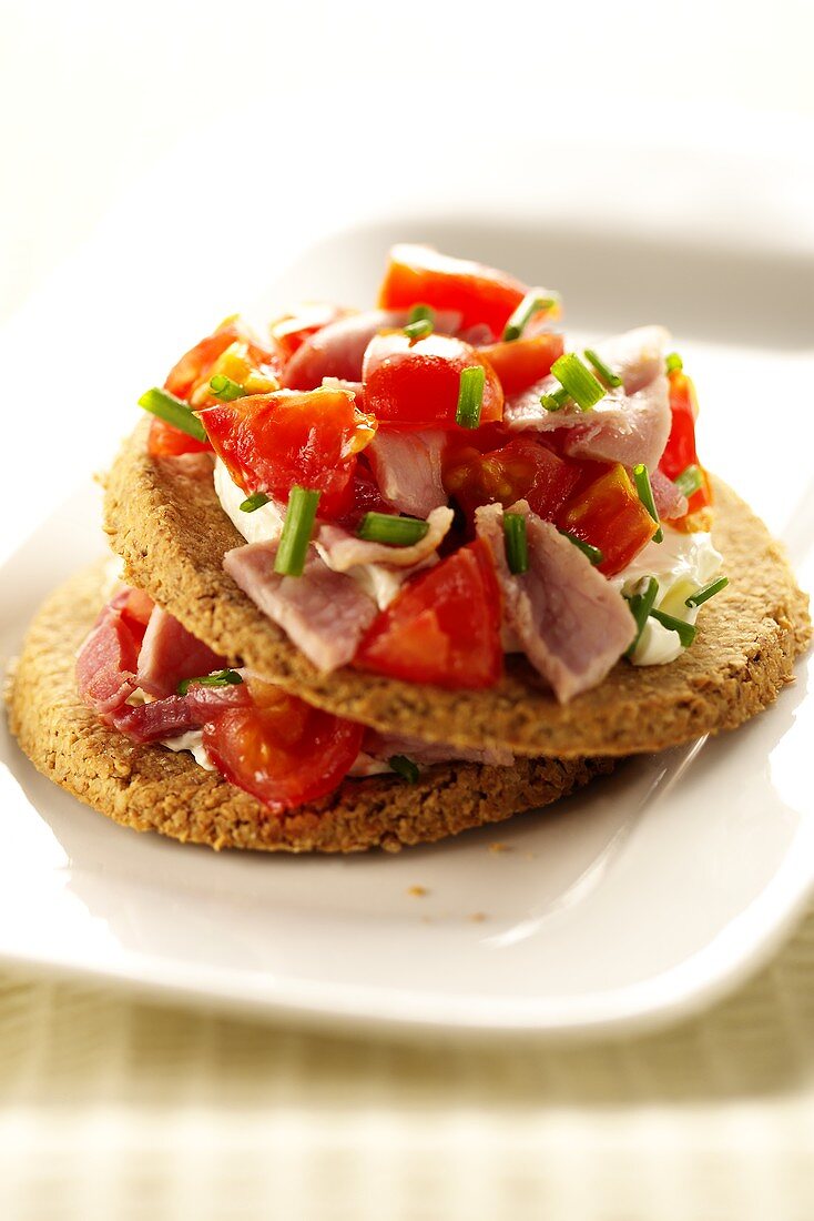 Oatcake topped with ham and tomato