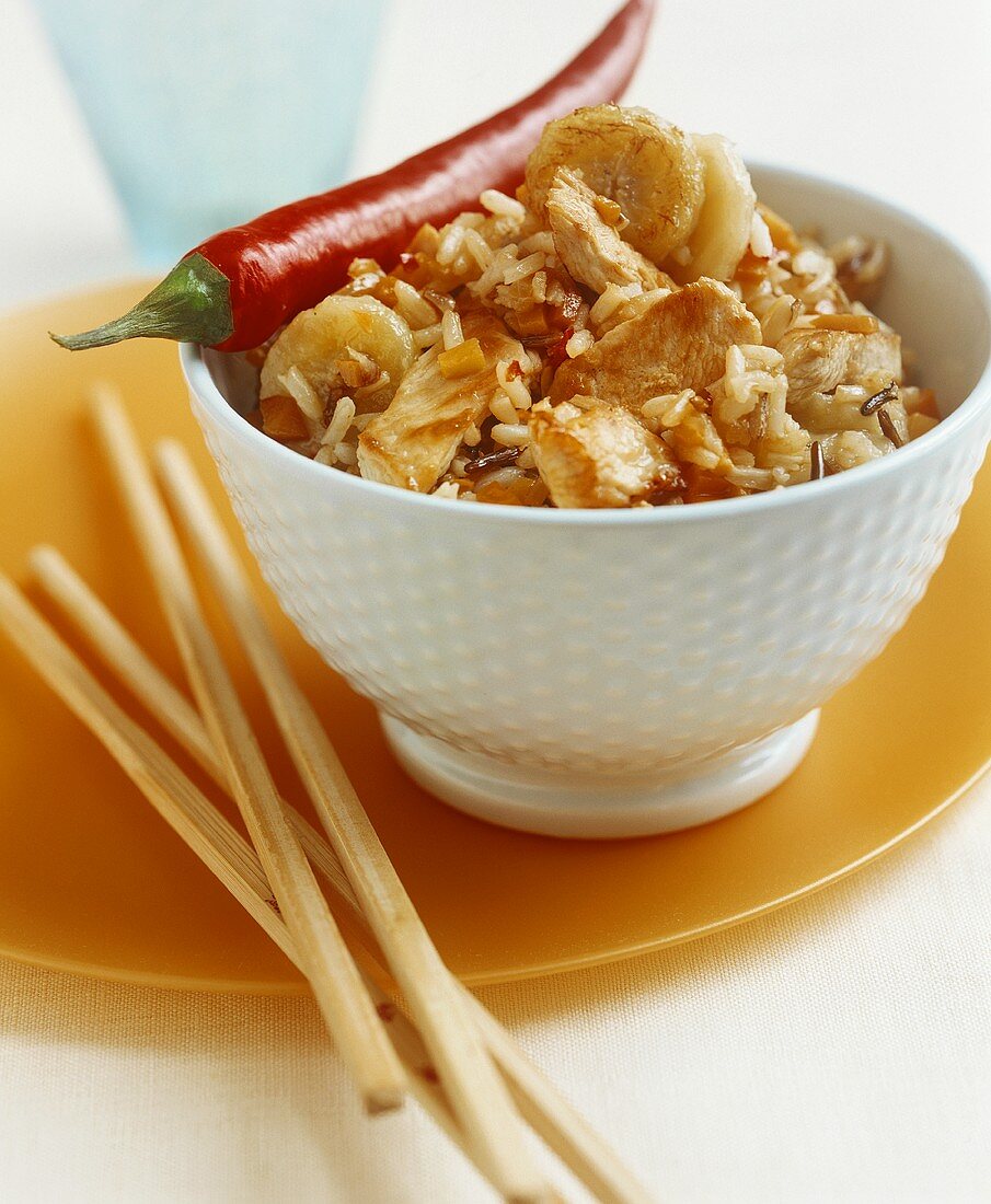 Spicy rice with turkey, dates and bananas