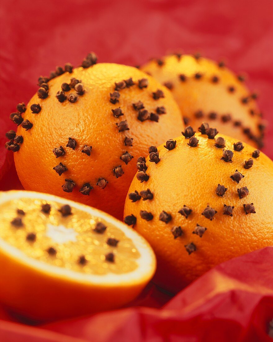 Mit Nelken gespickte Orangen