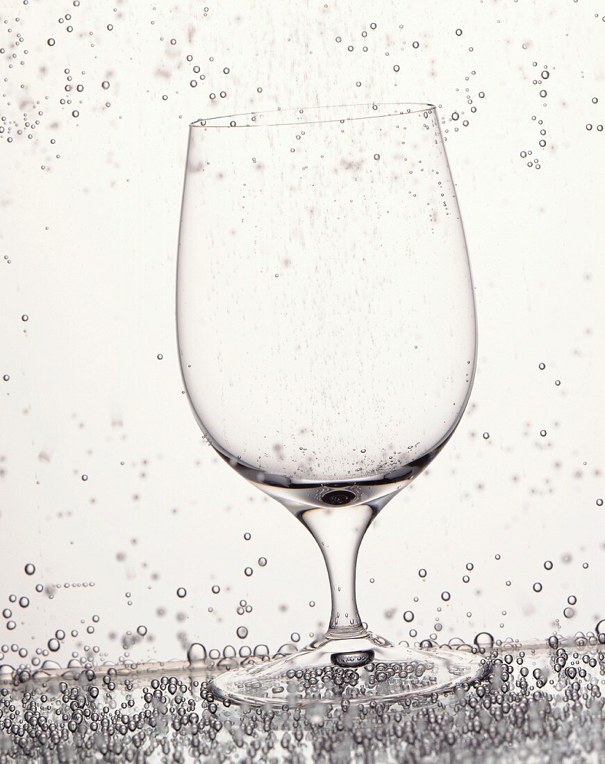 Glas in sprudelndem Wasser