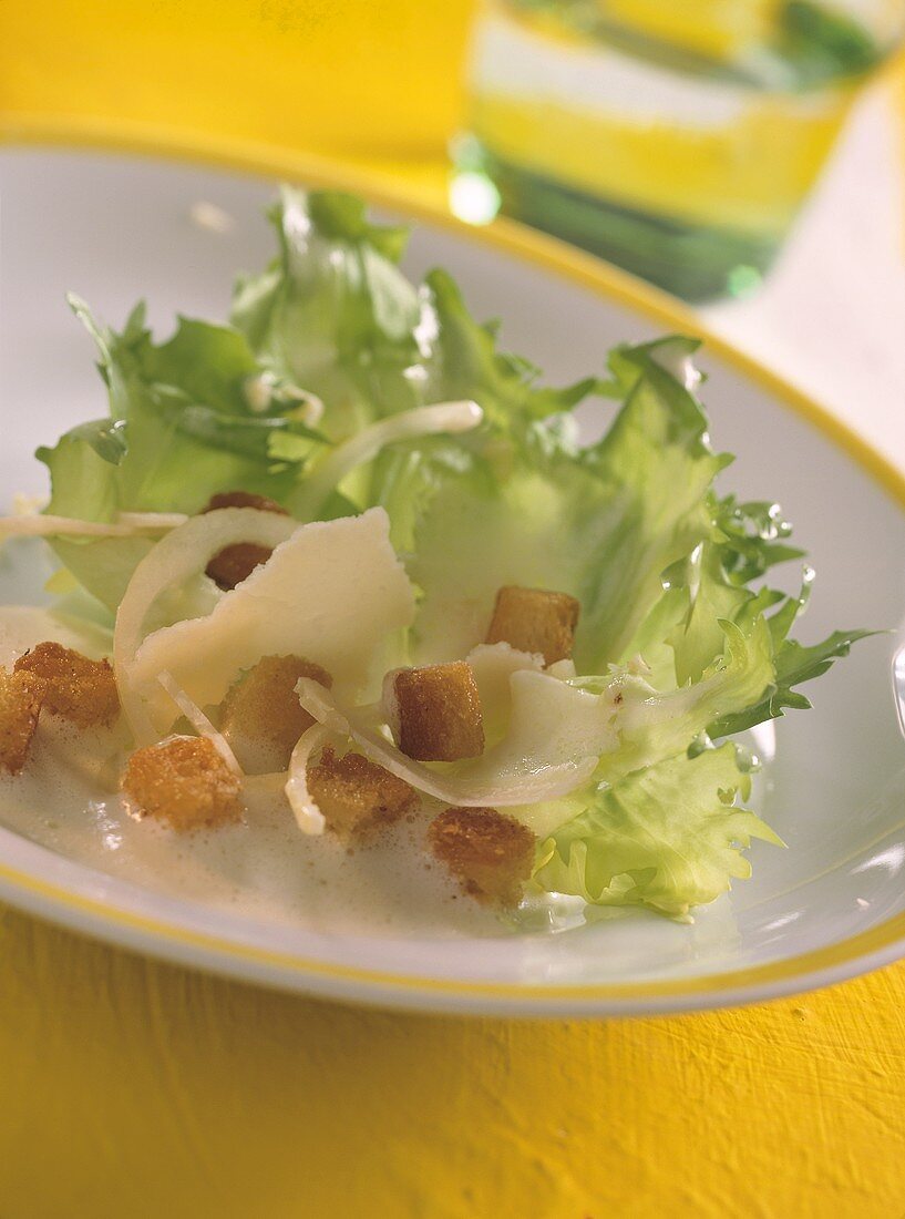 Endiviensalat mit Parmesan und Croûtons