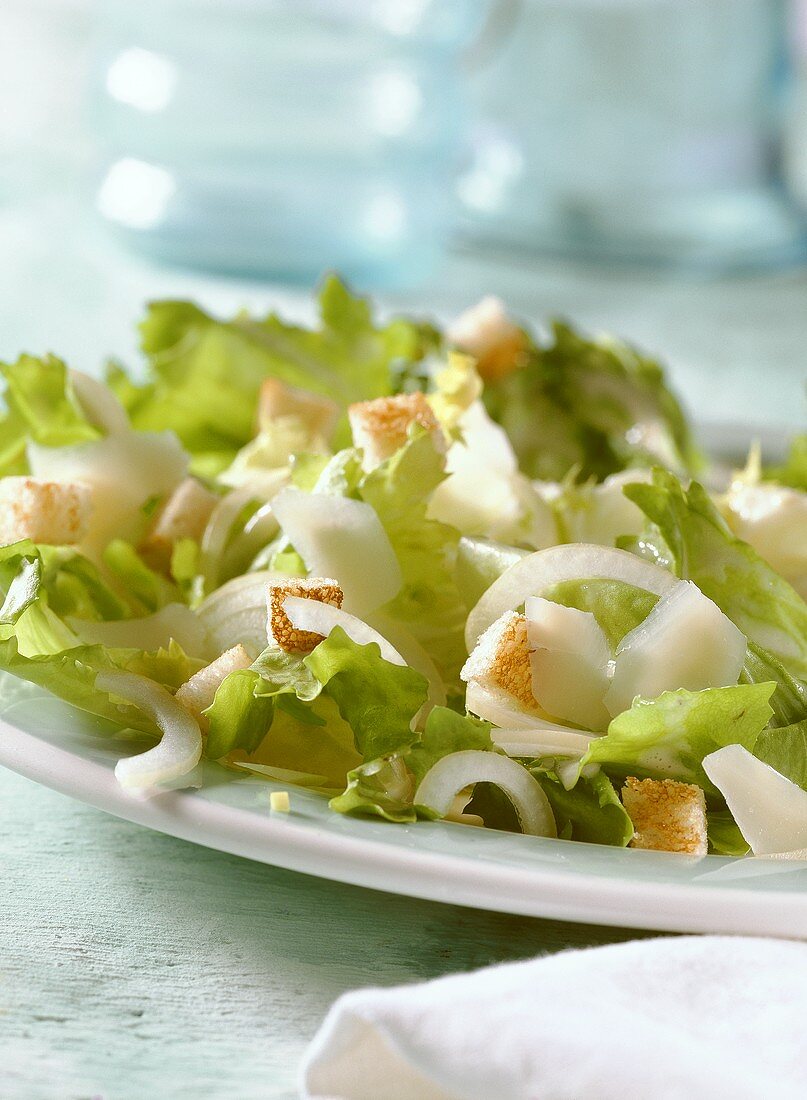 Endiviensalat mit Zwiebelringen, Parmesan und Croûtons