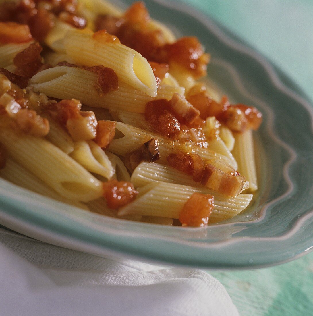 Penne alla diavola (Penne with tomatoes, chili and bacon)