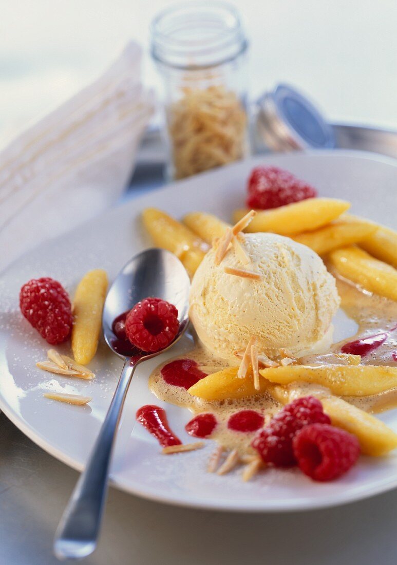 Schupfnudeln mit Vanilleeis und Himbeeren auf Mandelsauce