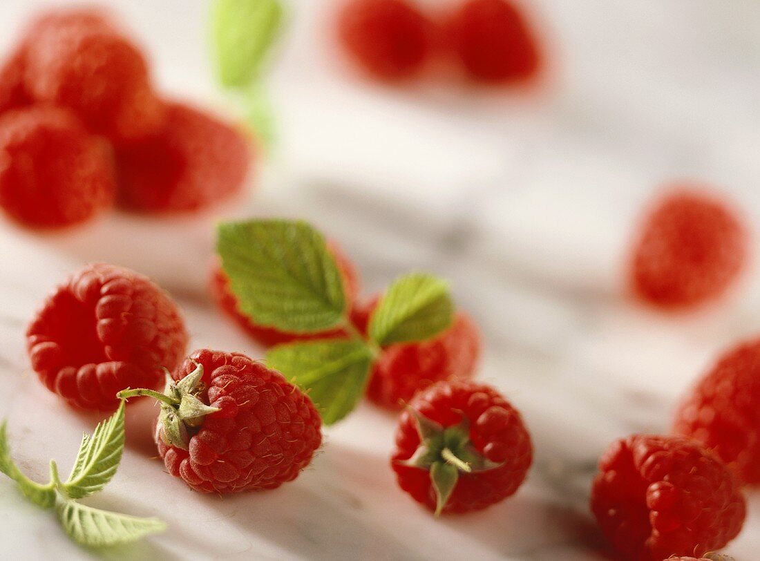 Himbeeren mit Blättern