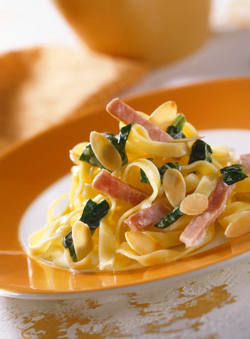 Tagliatelle with ham and spinach sauce