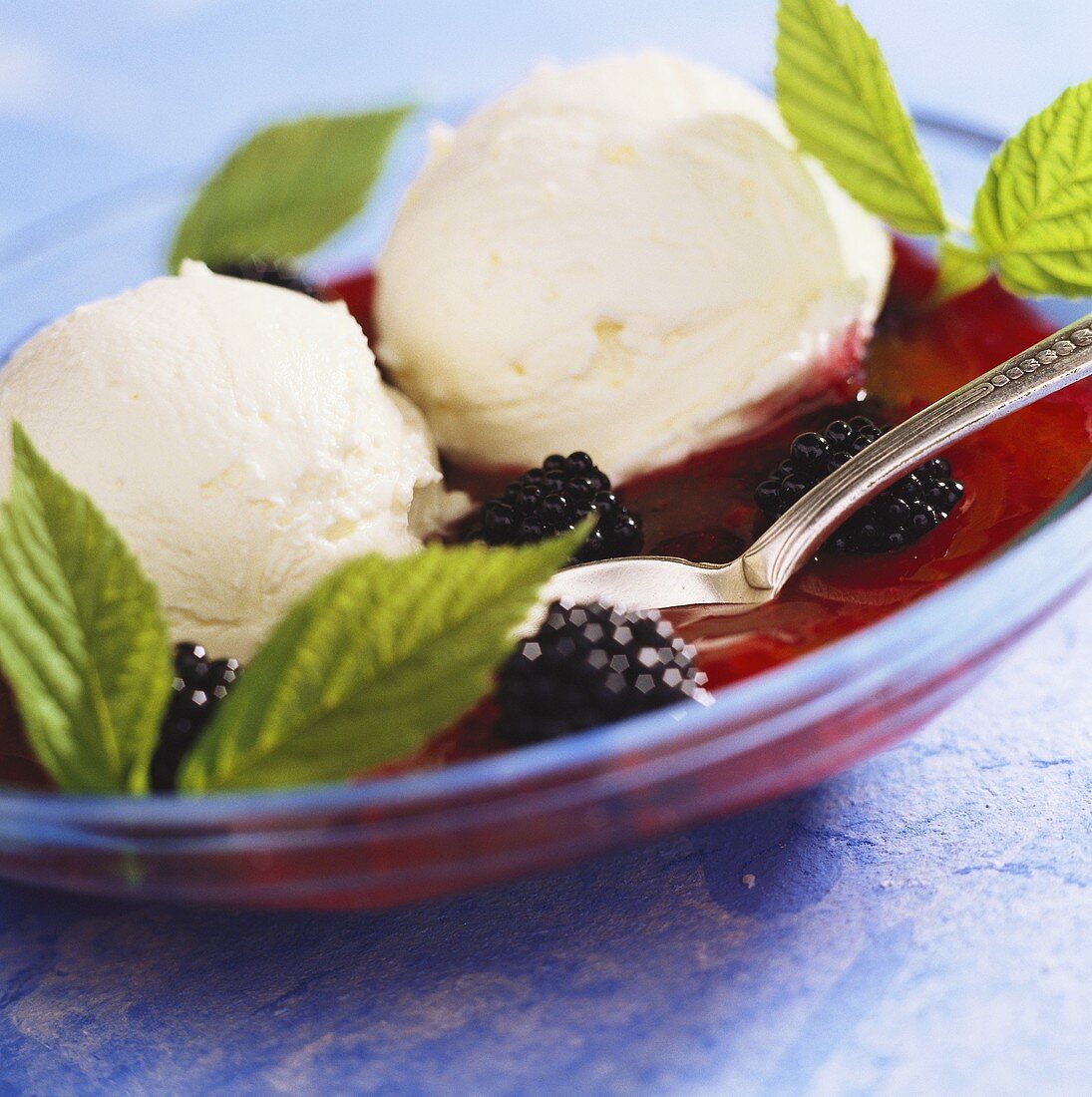 Vanilleeis mit heißen Brombeeren