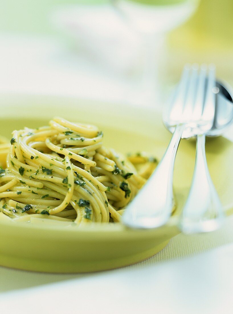 Spaghetti al pesto genovese (Spaghetti mit Pesto, Italien)