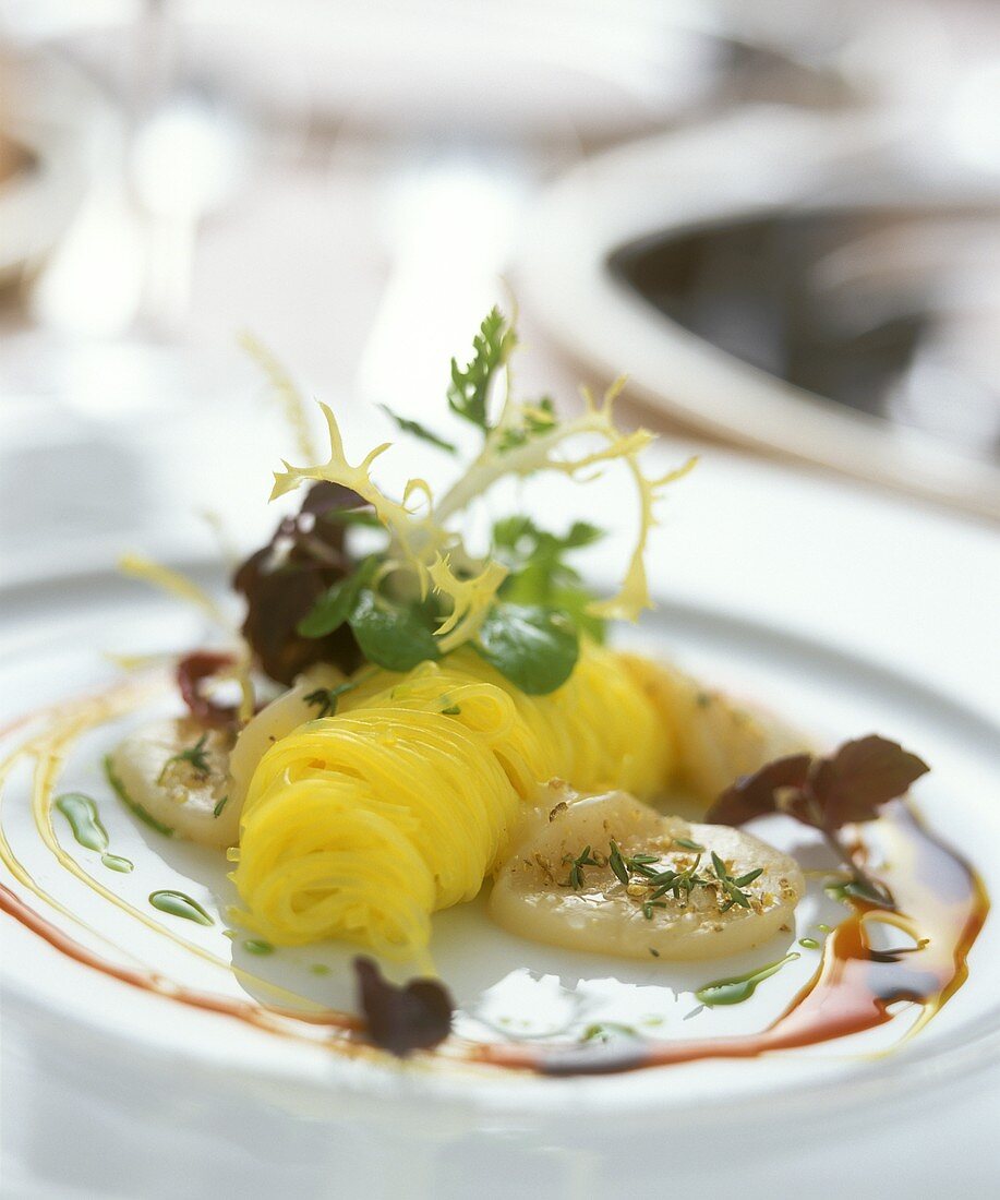 Glasnudelsalat mit Kurkuma und Jakobsmuscheln