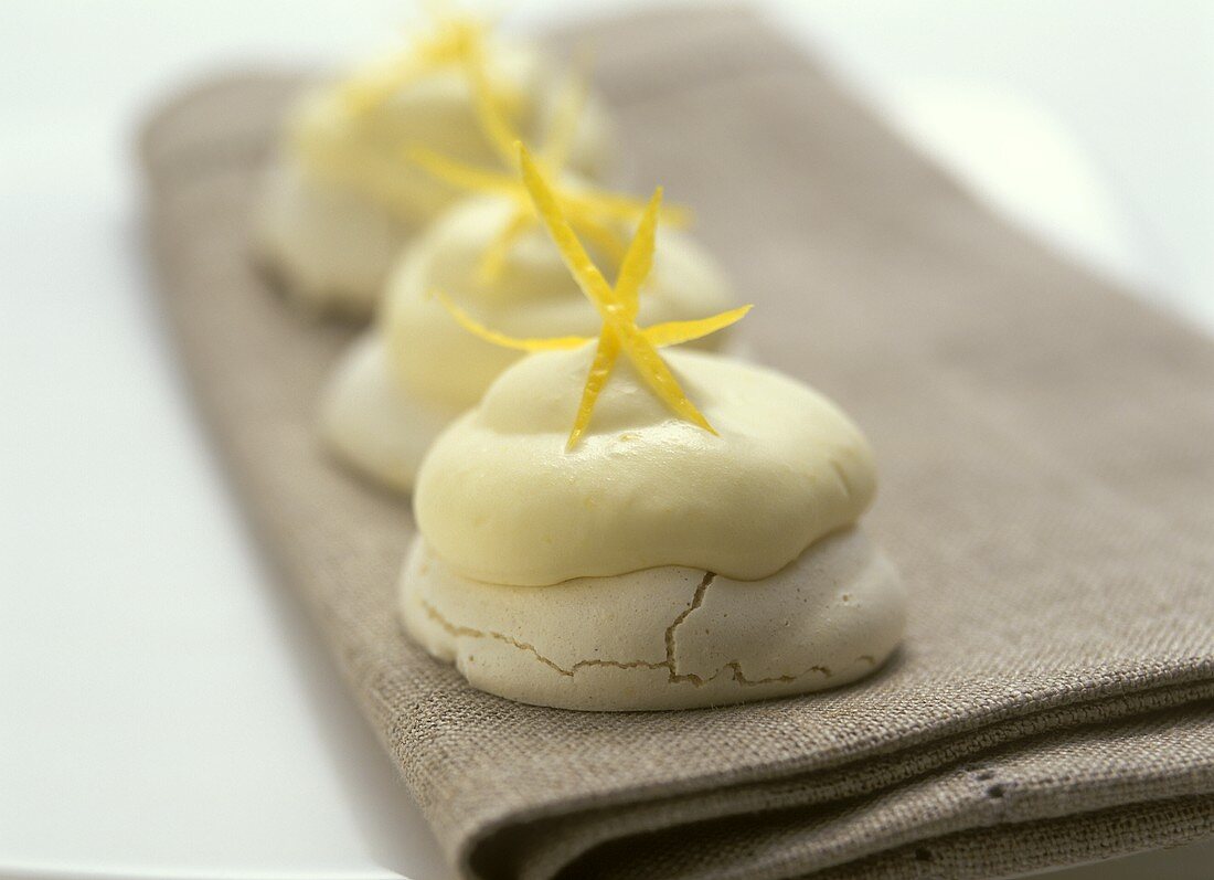 Vanilla meringue with lemon mousse