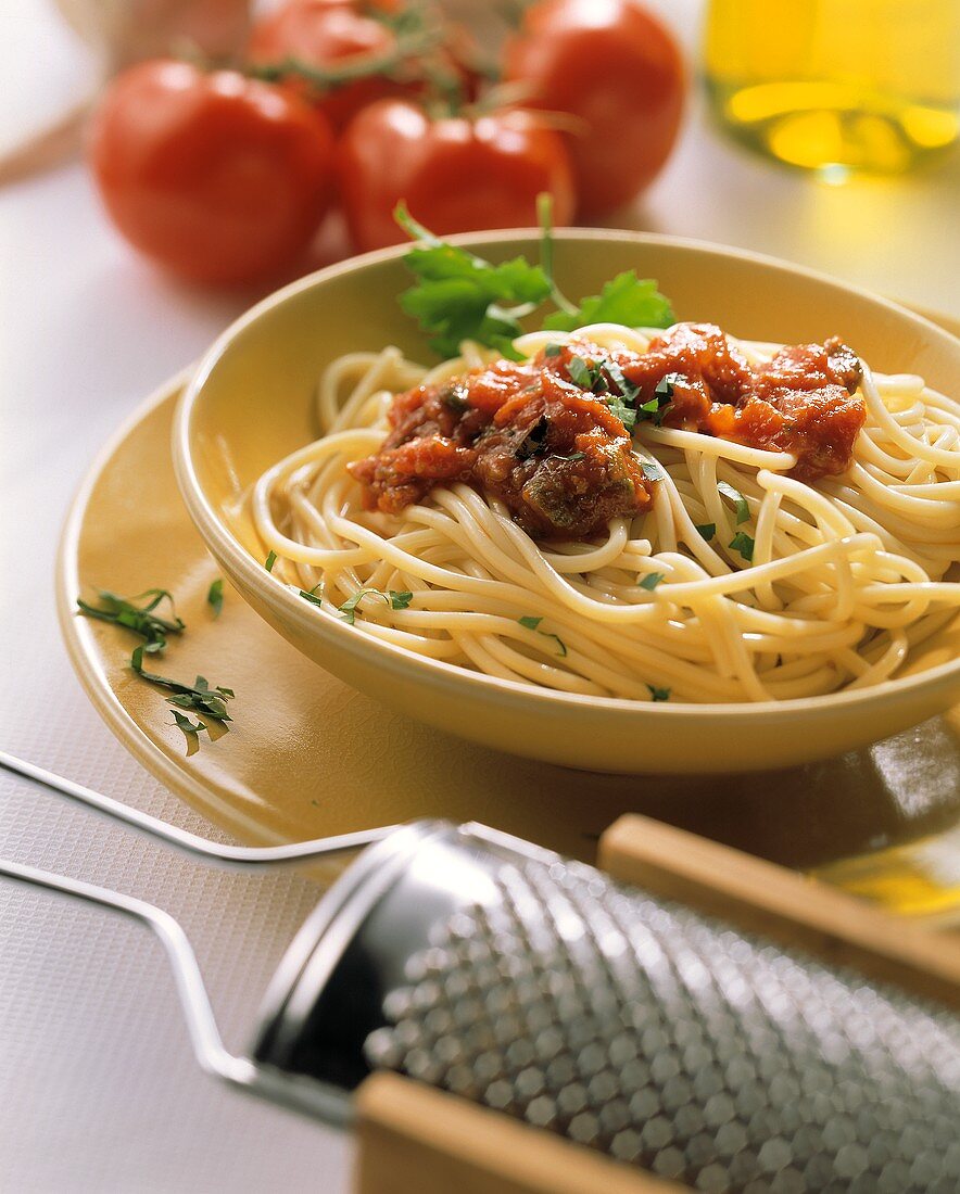 Spaghetti al pomodoro (Spaghetti mit Tomaten-Gemüse-Sauce)