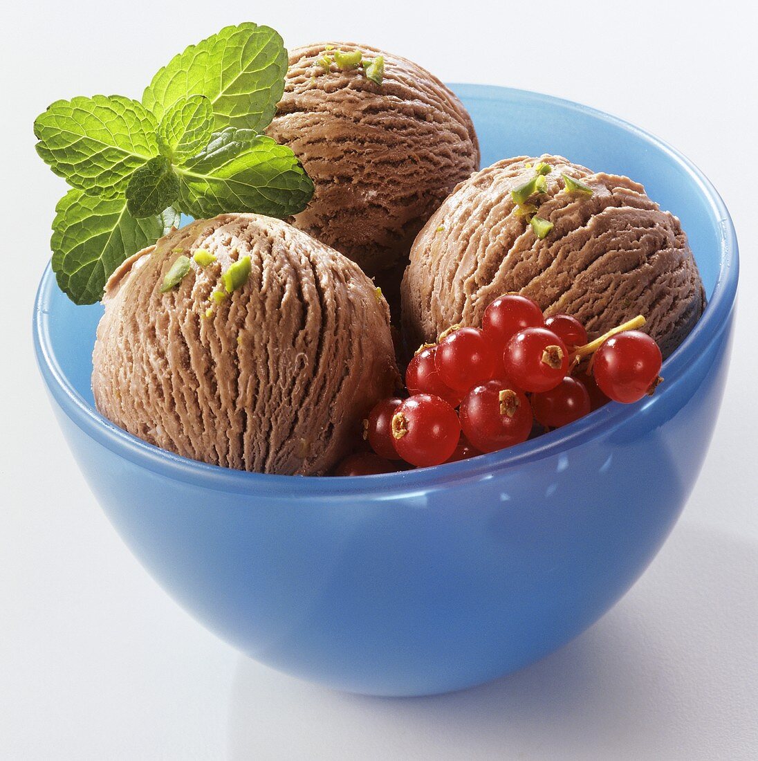 Schokoladen-Pfefferminz-Eis, garniert mit Johannisbeeren