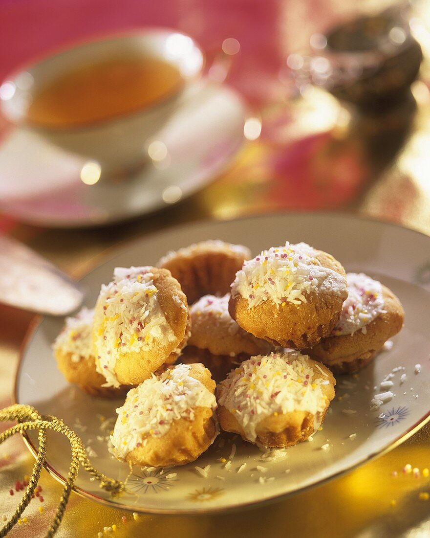 Mini-Muffins mit Zuckerglasur und Kokosraspeln