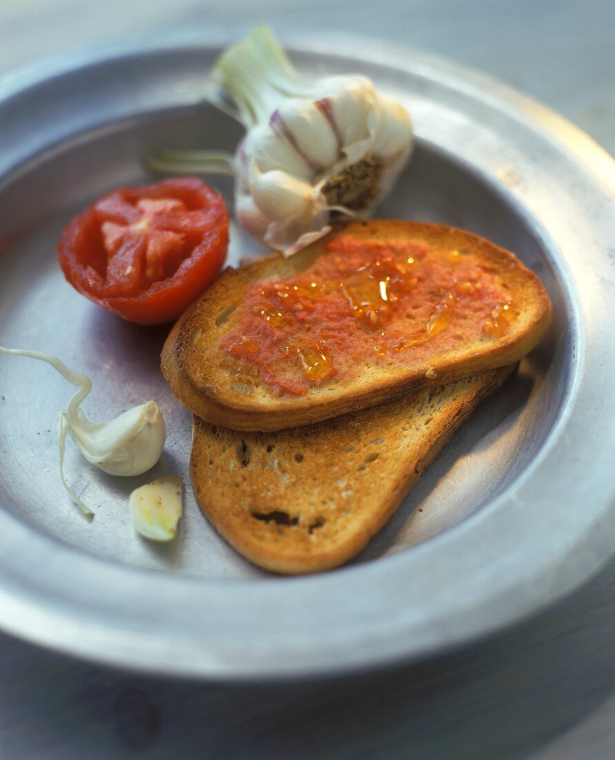 Geröstete Brotscheibe mit Tomaten-Knoblauch-Sauce