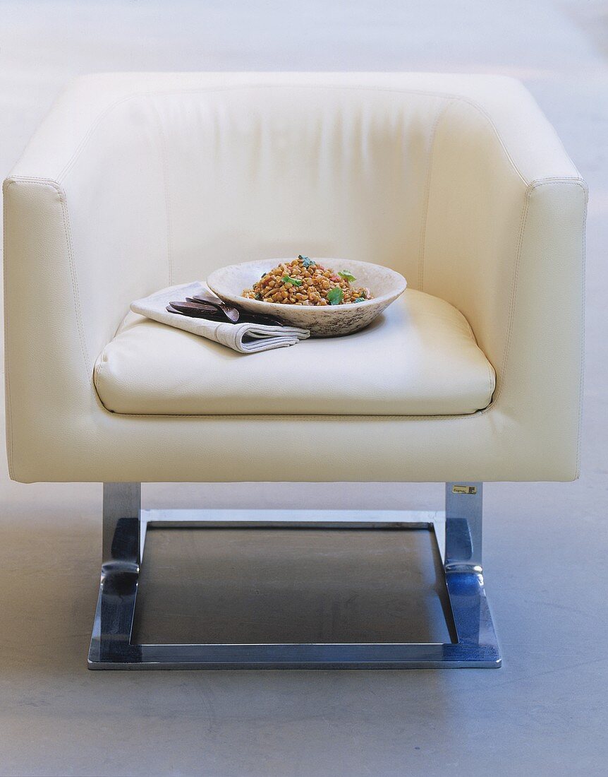 Ein Teller mit Kichererbsensalat auf weißem Sessel