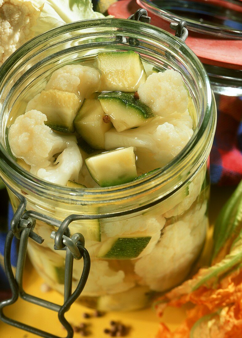 Courgettes and cauliflower pickled in vinegar