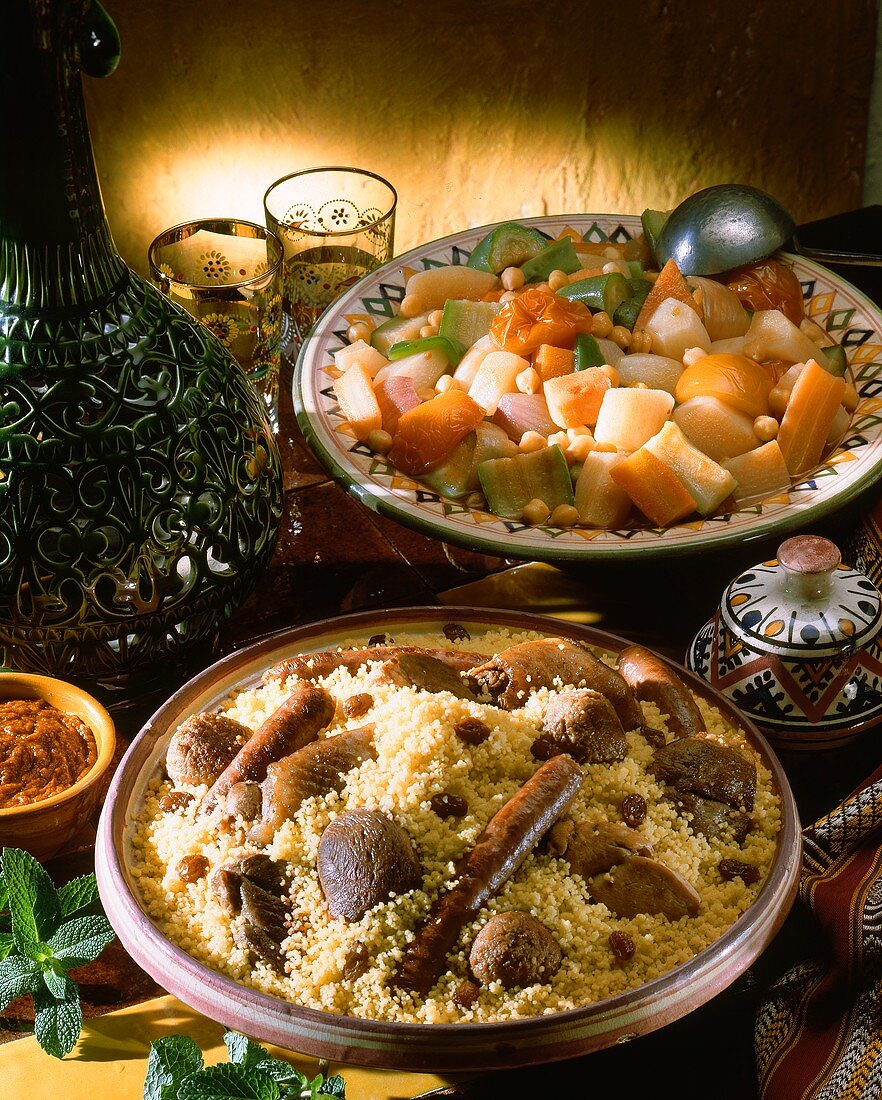 Couscous mit verschiedenem Fleisch und Schüssel mit Gemüse