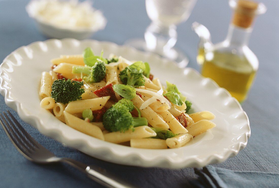 Pasta (penne) with dried tomatoes and broccoli