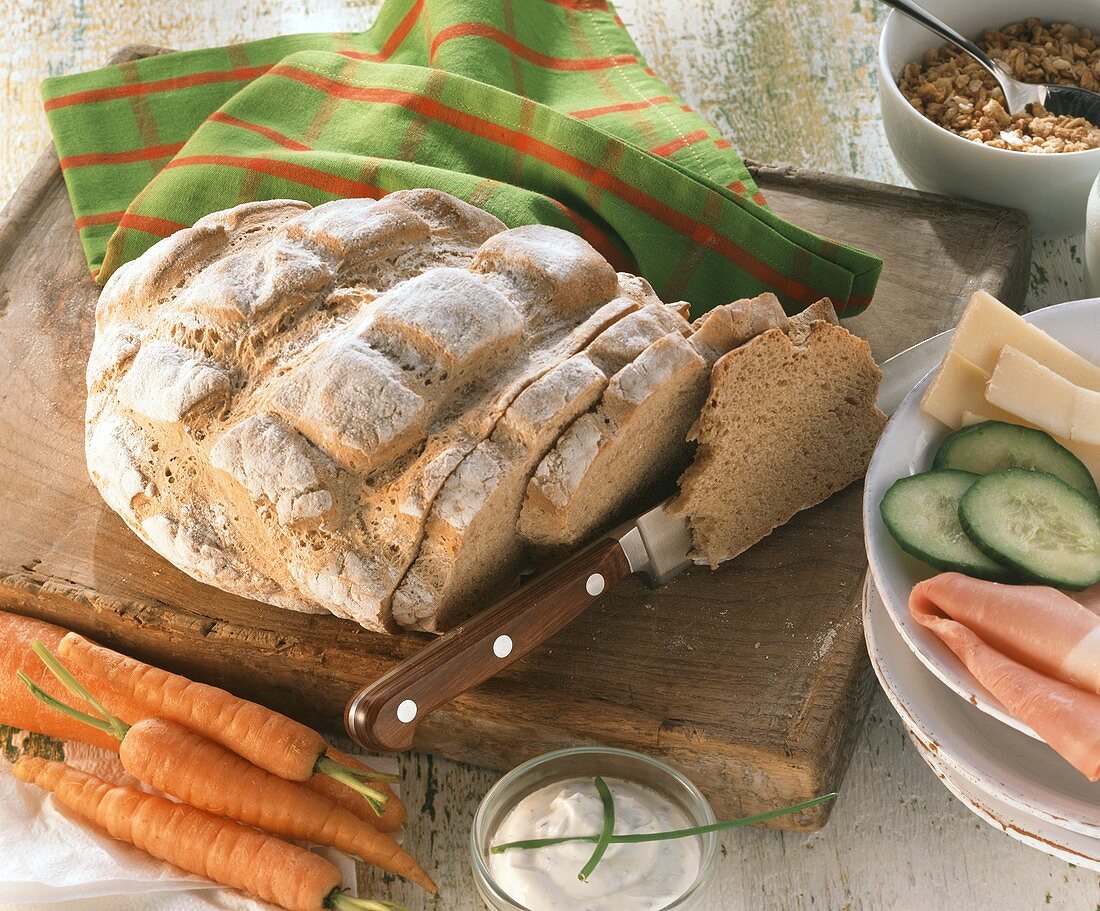 Ein angeschnittener Laib Joghurtbrot mit Gemüsen