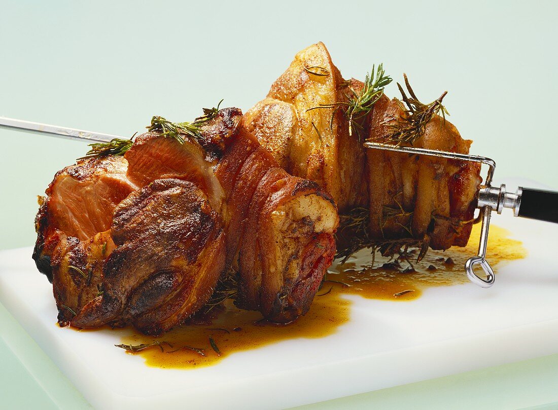 Gegrillte Schweinshaxe mit Rosmarin