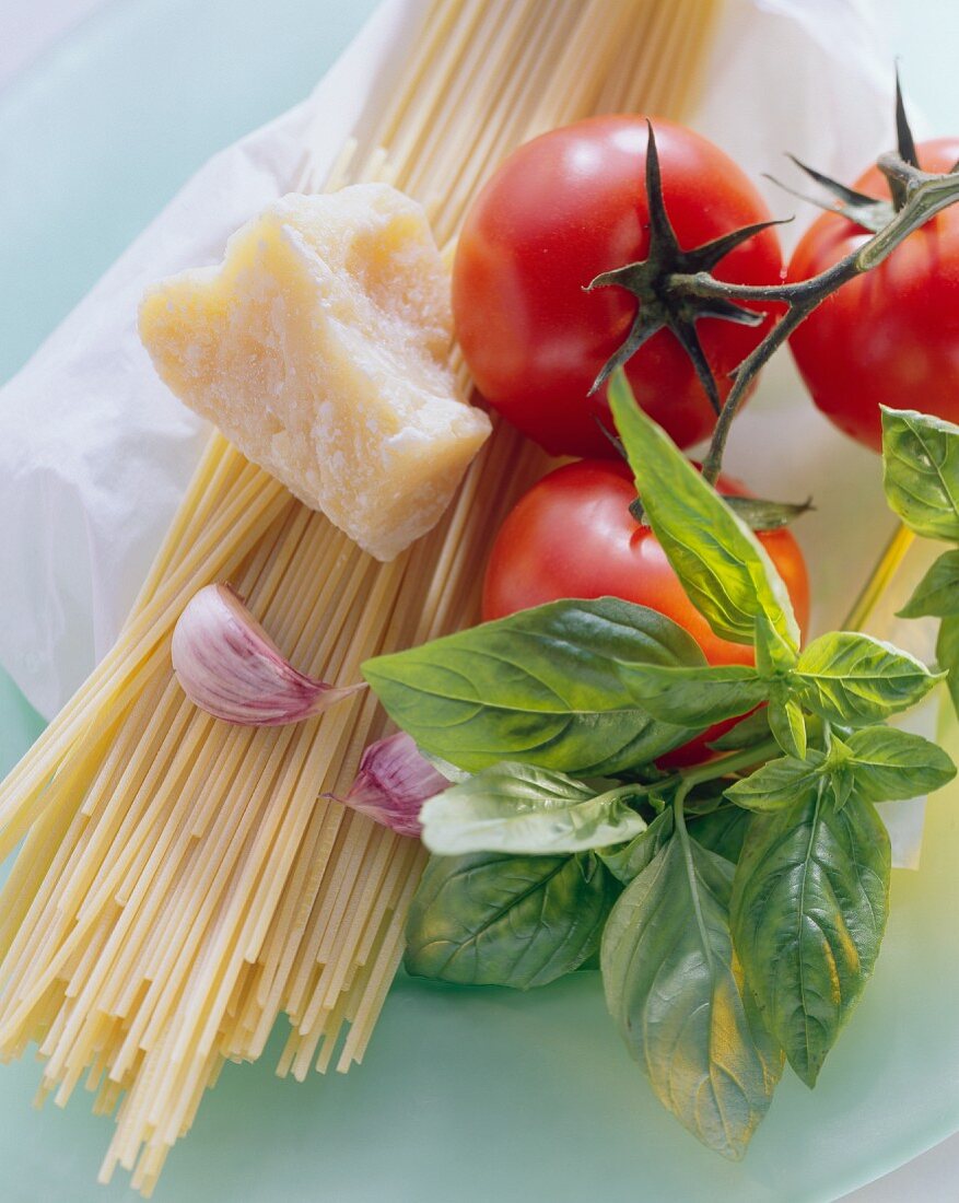 Stillleben mit Spaghetti, Tomaten, Basilikum und Parmesan
