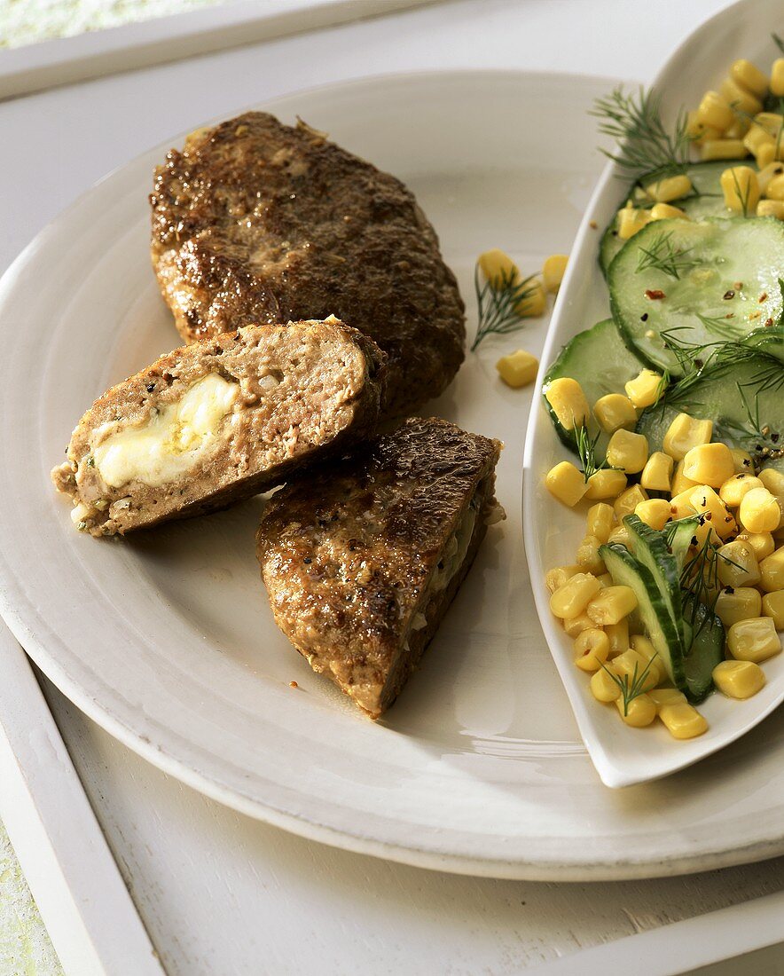 Mit Käse gefüllte Frikadellen und Mais-Gurken-Salat